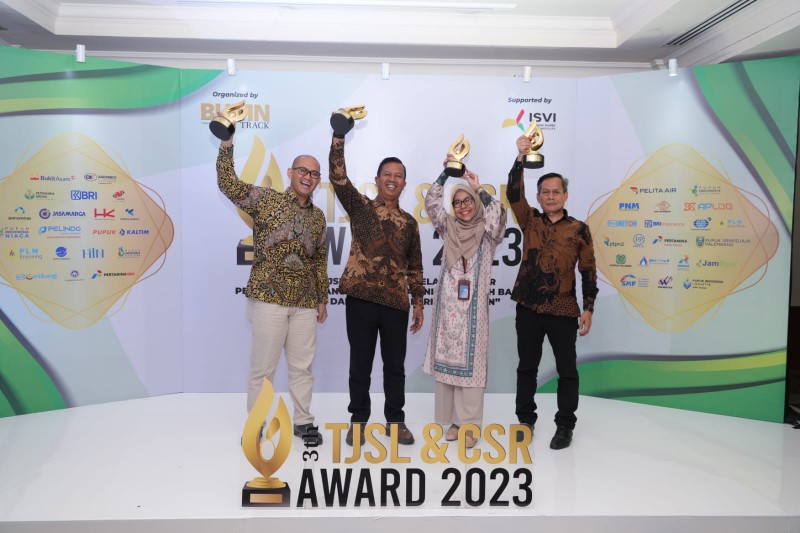 Direktur Sumber Daya Manusia [SDM] PTBA, Suherman menerima langsung empat Penghargaan untuk PT Bukit Asam Tbk di Ajang TJSL & CSR Award 2023 