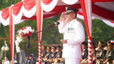 Mengenakan pakaian PDU putih lengkap, Bupati OKU Timur Ir H Lanosin MT bertindak sebagai inspektur upacara [Irup] di Hari Ulang Tahun [HUT] Kemerdekaan Republik Indonesia ke 78, Kamis 17 Agustus 2023.