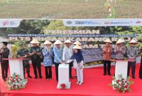 Peresmian PLTS Irigasi Desa Karang Raja dilakukan oleh Pelaksana Tugas (Plt) Bupati Muara Enim Ahmad Usmarwi Kaffah dan Direktur Sumber Daya Manusia PT Bukit Asam Tbk (SDM PTBA) Suherman bertepatan dengan Hari Ulang Tahun (HUT) ke-78 Kemerdekaan Republik Indonesia, Kamis (17/8/2023).