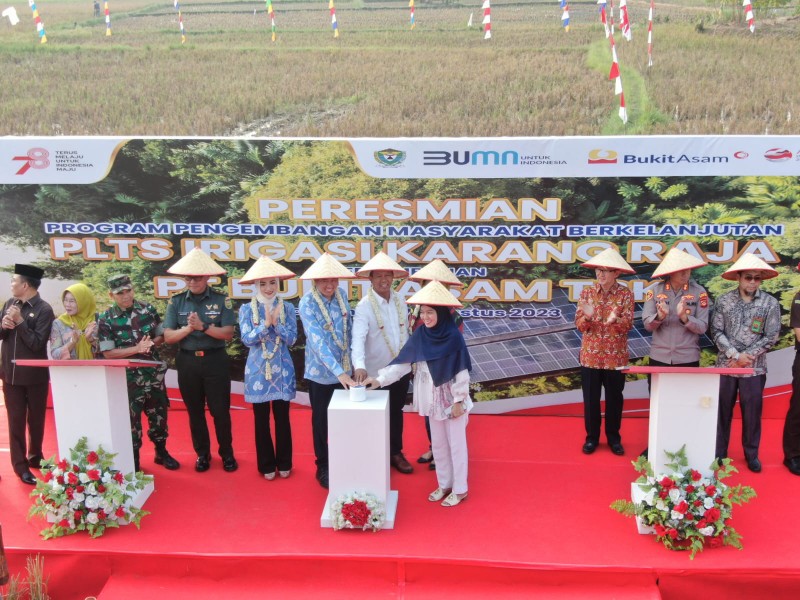 Peresmian PLTS Irigasi Desa Karang Raja dilakukan oleh Pelaksana Tugas (Plt) Bupati Muara Enim Ahmad Usmarwi Kaffah dan Direktur Sumber Daya Manusia PT Bukit Asam Tbk (SDM PTBA) Suherman bertepatan dengan Hari Ulang Tahun (HUT) ke-78 Kemerdekaan Republik Indonesia, Kamis (17/8/2023).