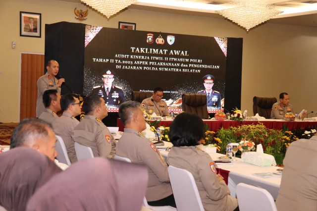 Kapolda Sumsel Irjen Pol A Rachmad Wibowo SIK saat membuka Taklimat Awal Audit Kinerja Itwasum Polri Tahap II Aspek pelaksanaan dan pengendalian pada Satker dan Satwil Jajaran Polda Sumsel TA 2023, di auditorium lantai 7 Gedung Presisi Mapolda Sumsel KM 4 Palembang, Senin 21 Agustus 2023.