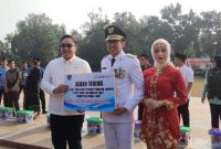  PT Bukit Asam Tbk (PTBA) menyerahkan bantuan berupa 2 unit truk arm roll, 4 unit bak arm roll, dan 1 set mesin pemusnah sampah untuk Pemerintah Kabupaten Muara Enim yang diterima langsung oleh (Plt) Bupati Muara Enim Ahmad Usmarwi Kaffah pada Kamis 17 Agustus 2023.