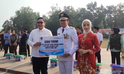  PT Bukit Asam Tbk (PTBA) menyerahkan bantuan berupa 2 unit truk arm roll, 4 unit bak arm roll, dan 1 set mesin pemusnah sampah untuk Pemerintah Kabupaten Muara Enim yang diterima langsung oleh (Plt) Bupati Muara Enim Ahmad Usmarwi Kaffah pada Kamis 17 Agustus 2023.