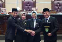 Gubernur Sumsel H Herman Deru bersama unsur pimpinan DPRD Provinsi Sumsel menandatangani nota kesepakatan bersama terhadap perubahan Kebijakan Umum APBD (KUA) dan Prioritas dan Plafon Anggaran Sementara (PPAS) Tahun Anggaran 2023 bertempat di ruang sidang  paripurna DPRS Sumsel, Kamis (3/8).