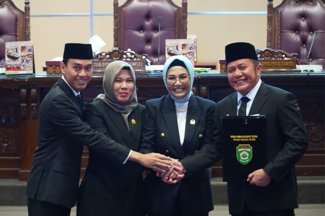 Gubernur Sumsel H Herman Deru bersama unsur pimpinan DPRD Provinsi Sumsel menandatangani nota kesepakatan bersama terhadap perubahan Kebijakan Umum APBD (KUA) dan Prioritas dan Plafon Anggaran Sementara (PPAS) Tahun Anggaran 2023 bertempat di ruang sidang  paripurna DPRS Sumsel, Kamis (3/8).