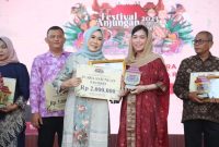 Dalam penutupan Festival Anjungan 2023 tersebut juga dihadiri Ketua Dekranasda Sumsel Hj Febrita Lustia HD.