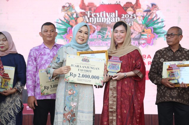 Dalam penutupan Festival Anjungan 2023 tersebut juga dihadiri Ketua Dekranasda Sumsel Hj Febrita Lustia HD.