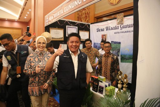 Gubernur Sumsel H Herman Deru mengapresiasi Harian Sumatera Ekpres bekerjasama dengan Dinas Pariwisata dan Kebudayaan Sumsel yang telah  menggelar Penganugerahan Pesona Desa Wisata Sumsel, bertempat di Ballroom Hotel Aryaduta Palembang, Rabu (9/8).