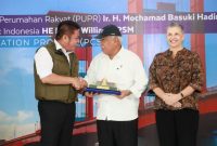 Gubernur Sumsel H Herman Deru melakukan Kunjungan Bersama Menteri Pekerjaan Umum dan Perumahan Rakyat (PUPR) Ir H Mochamad Basuki Hadi Moeljono, dan Duta Besar Australia untuk Indonesia HE. Penny Williams PSM, dalam rangka peninjauan Lokasi Instalasi Pengolahan Air Limbah (IPAL) di Sungai Selayur, Kamis (10/10) pagi.