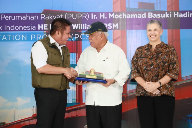 Gubernur Sumsel H Herman Deru melakukan Kunjungan Bersama Menteri Pekerjaan Umum dan Perumahan Rakyat (PUPR) Ir H Mochamad Basuki Hadi Moeljono, dan Duta Besar Australia untuk Indonesia HE. Penny Williams PSM, dalam rangka peninjauan Lokasi Instalasi Pengolahan Air Limbah (IPAL) di Sungai Selayur, Kamis (10/10) pagi. 