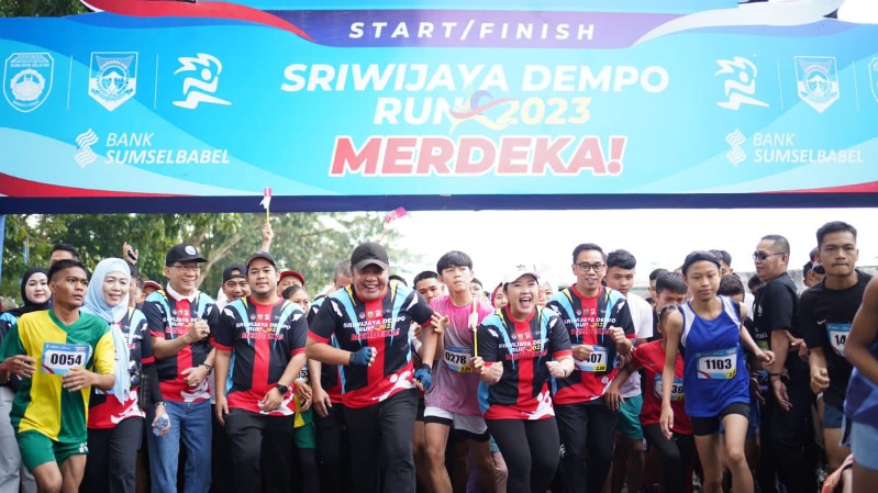 Sriwijaya Dempo Run (SDR) Tahun 2023 yang melibatkan peserta dari berbagai daerah di tanah air tersebut dibuka langsung oleh Gubernur Sumsel H Herman Deru dipusatkan di lokasi wisata perkebunan teh Gunung Dempo dengan garis start dan Finish di Lapangan Merdeka Kota Pagaralam, Minggu (20/8). 