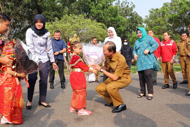 Ribuan murid taman kanak kanak [TK] se-Kota Palembang, Senin 28 Agustus 2023 pagi, tumpah ruah memenuhi halaman rumah dinas Wali Kota Palembang.