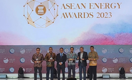 SVP Perencanaan PTBA Septyo Cholidie (pertama dari kiri) mewakili manajemen PTBA menerima penghargaan Runner-up ASEAN Coal Award dalam ajang ASEAN Energy Award bidang Coal Handling and Distribution.
