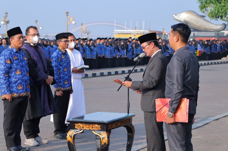 Senyum bahagia terpancar jelas di wajah ribuan Pegawai Pemerintah dengan Perjanjian Kerja [PPPK] kala dilantik Walikota Palembang Harnojoyo di Benteng Kuto Besak [BKB], Selasa 29 Agustus 2023.