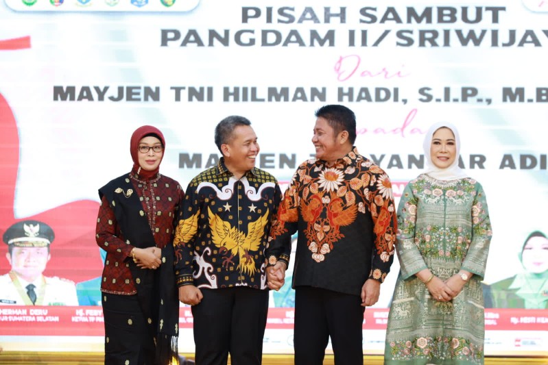 Gubernur Sumsel Herman Deru pada acara pisah sambut Pangdam II/Sriwijaya dari TNI Hilman Hadi kepada Mayjen TNI Yanuar Adil di Griya Agung Palembang, Rabu (23/8) malam.