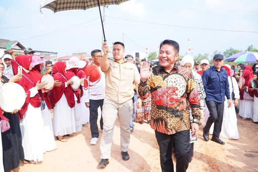 Lomba Panjat Pinang di Prabumulih dihadiri langsung  Gubernur Sumatera Selatan (Sumsel) H Herman Deru yang di dampingi oleh Ketua TP PKK  Sumsel Hj Febrita Lustia HD dan Ketua Kormi Sumsel Hj Samantha Tivani HD. 