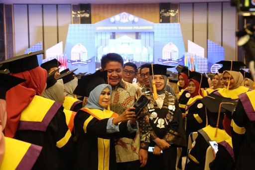 Gubernur Sumsel H Herman Deru menghadiri Wisuda Daerah Universitas Terbuka (UT) Palembang Periode II Tahun 2023, di Hotel Santika Premier Bandara, Rabu (30/8) pagi. 