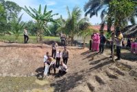 Kapolres Banyuasin AKBP Ferly Rosa Putra SIK melakukan penaburan benih ikan Nila sebanyak 1000 ekor ke Kolam Polsek Tungkal Ilir 