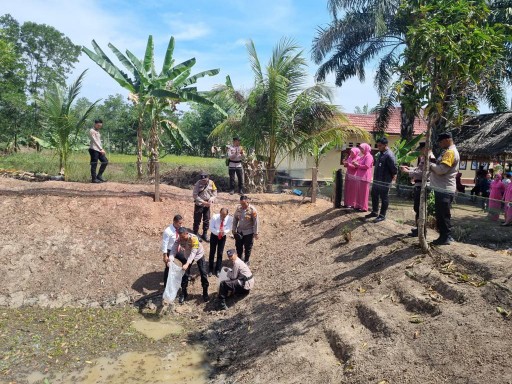 Kapolres Banyuasin AKBP Ferly Rosa Putra SIK melakukan penaburan benih ikan Nila sebanyak 1000 ekor ke Kolam Polsek Tungkal Ilir 