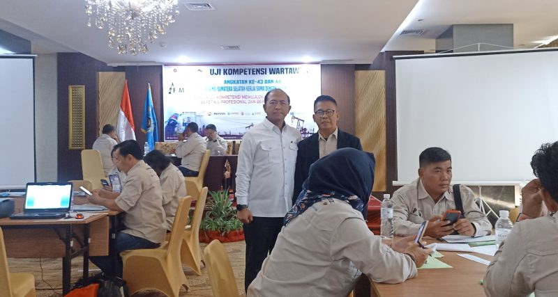 Direktur Intelkam [Dir Intelkam] Polda Sumsel Kombes Pol Iskandar F Sutisna SIK MSi melalui Kasubdit V Keamanan Khusus [Kamsus] Direktorat Intelkam, AKBP Dudi Novery SE bersama Ketua PWI Sumsel DR H Firdaus Komar SPd MSi saat di sela Ujian Kompetensi Wartawan [UKW] di Hotel Beston Palembang, Rabu 30 Agustus 2023.