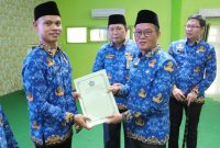 Kakanwil Kemenag Sumsel Syafitri Irwan  saat penyerahan SK Pengangkatan PPPK Kemenag Sumsel di Aula Madrasah Aliyah Negeri (MAN) 3 Palembang, Selasa (15/8) siang