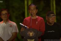 Presiden Jokowi didampingi Menteri PUPR Basuki Hadimuljono dan Ketua Umum Kadin Indonesia Arsjad Rasjid