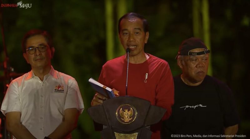 Presiden Jokowi didampingi Menteri PUPR Basuki Hadimuljono dan Ketua Umum Kadin Indonesia Arsjad Rasjid