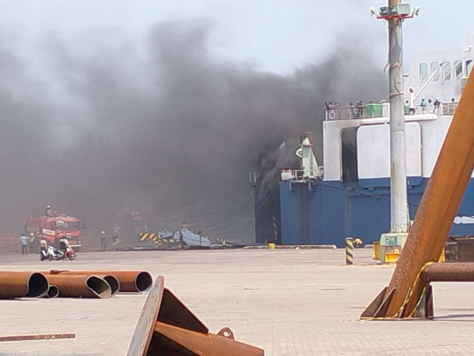 Kepulan asap dari Kapal Motor Penumpang (KMP) Mutiara Berkah I yang terbakar di Pelabuhan Indah Kiat, Merak, Banten, pukul 10.50 WIB, Rabu (6/9/2023) (Foto: Istimewa)