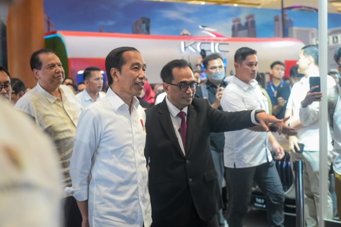 Presiden Jokowi melakukan peninjauan pameran Hub Space yang mengambil tema “Journey to Connect Indonesia”, di Plenary Hall, Jakarta Convention Center (JCC), Jakarta, Jumat (29/09/2023). (Foto: BPMI Setpres)