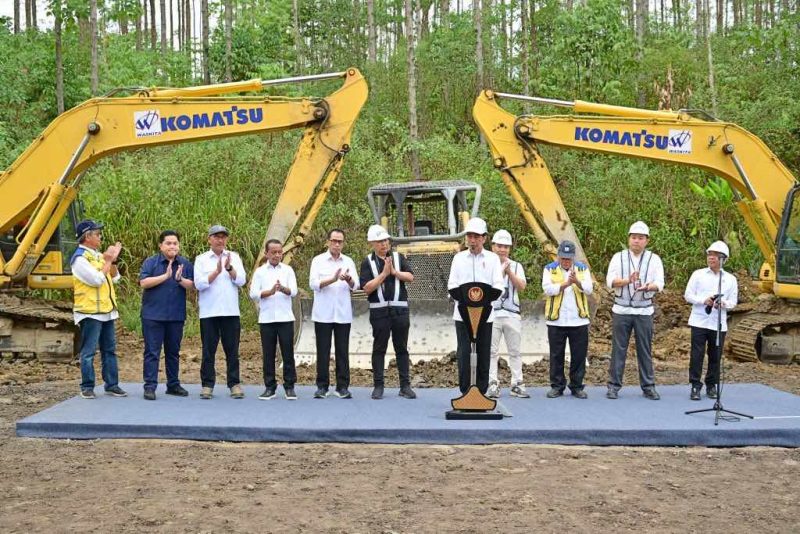 Presiden Jokowi saat melakukan peletakan groundbreaking Hotel Vasanta di kawasan Ibu Kota Nusantara, Kabupaten Penajam Paser Utara, Kalimantan Timur, Sabtu (23/09/2023). (Foto: BPMI Setpres)