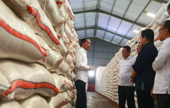 Presiden Joko Widodo memeriksa stok beras di Gudang Bulog Dramaga, Bogor, Jawa Barat, Senin (11/9/2023).