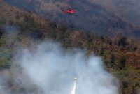 Helikopter BNPB melakukan pemadaman kebakaran lahan dan hutan Gunung Arjuno dari udara (water boombing) di Pasuruan, Jawa Timur
