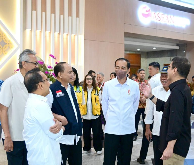 Presiden Jokowi meninjau kesiapan KTT ke-43 ASEAN di JCC, Jakarta, Jumat (01/09/2023). (Foto: BPMI Setpres)