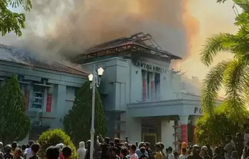 Kepolisian menetapkan lima warga sebagai tersangka dalam kasus kerusuhan dan perusakan fasilitas kantor Pemerintahan Kabupaten Pohuwato