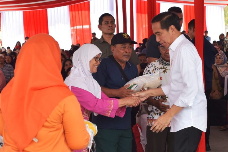 Presiden Jokowi memberikan bantuan pangan kepada KPM, di Kompleks Pergudangan Sunter Timur II, Kelapa Gading, Jakarta, Senin (11/09/2023) siang. (Foto: Humas Setkab)