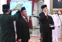 Presiden Jokowi melantik Laksamana Madya TNI Irvansyah sebagai Kabakamla dan Sahat Manaor Panggabean sebagai Kepala Barantin, Rabu (13/09/2023) siang, di Istana Negara, Jakarta. (Foto: Humas Setkab)