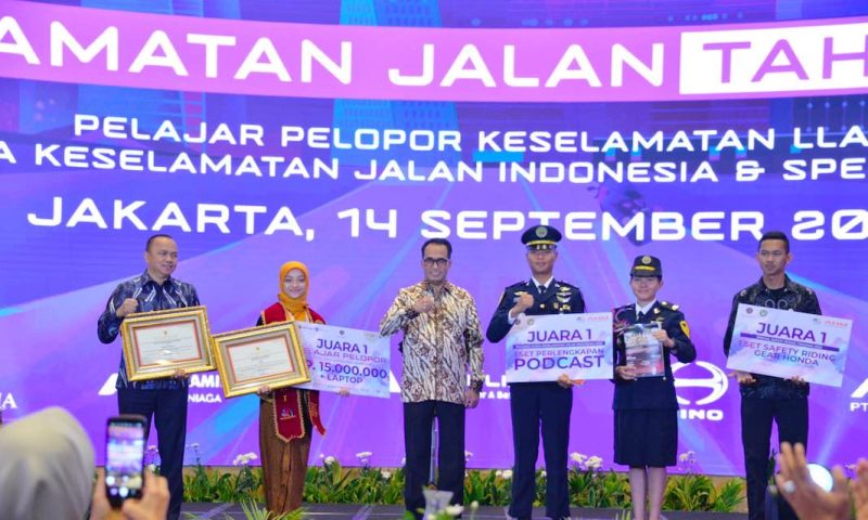 Menhub Budi Karya Sumadi saat foto bersama dengan para pemenang