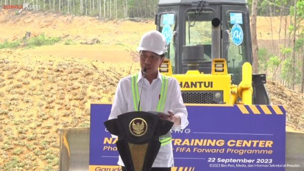 Presiden RI Joko Widodo saat meresmikan pusat pelatihan sepak bola nasional di IKN, Jumat (22/9/2023)