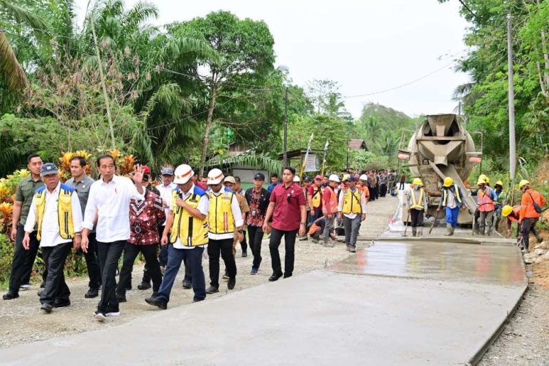 Presiden Jokowi meninjau progres penanganan IJD di Desa Agro Mulyo, Kecamatan Sepaku, Kabupaten Penajam Paser Utara, Sabtu (23/09/2023). (Foto: BPMI Setpres)