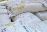 Petugas mengecek stok beras di gudang Perum Bulog Makassar di Makassar, Sulawesi Selatan, Kamis (7/9/2023)