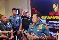 Panglima TNI saat menjawab pertanyaan disela Seminar Pertahanan Nusantara