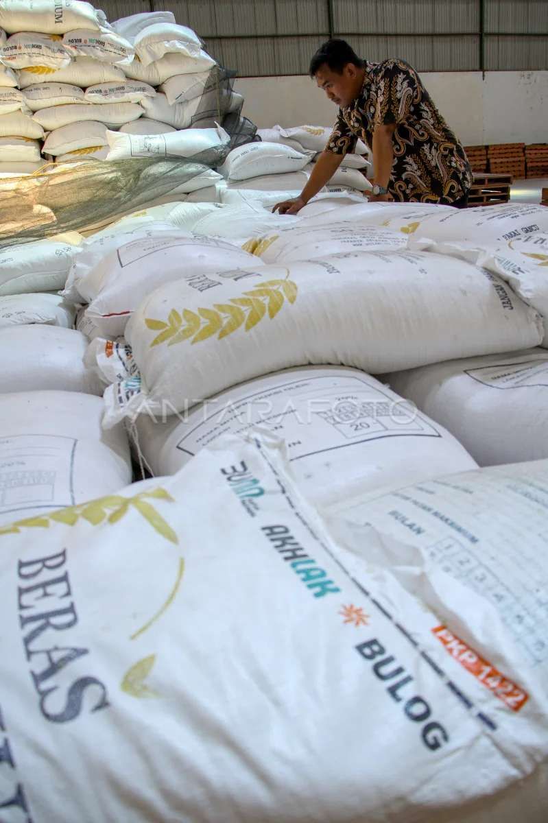 Petugas mengecek stok beras di gudang Perum Bulog Makassar di Makassar, Sulawesi Selatan, Kamis (7/9/2023)