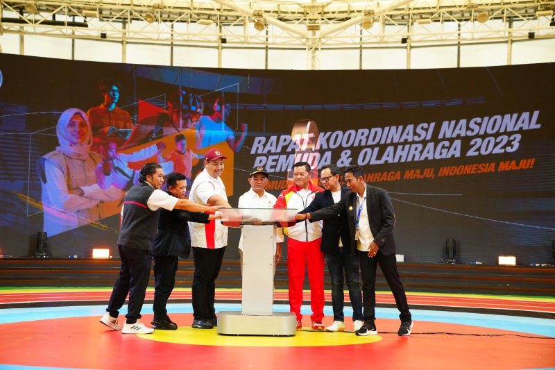 Panglima TNI Laksamana Yudo Margono saat melaksanakan MoU dengan Kemenpora RI saat Rakornas Pemuda dan Olahraga tahun 2023 di Velodrom Rawamangun Jakarta Timur, Jumat (8/9/2023) (Foto : Puspen TNI)
