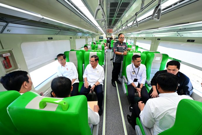 Sekretaris Kabinet Pramono Anung mendampingi Presiden Jokowi pada perjalanan menuju Stasiun Bandung, Kota Bandung, Jawa Barat, menggunakan kereta api pengumpan atau feeder. (Foto: BPMI Setpres)