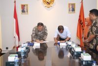 Penandatanganan naskah hibah tanah oleh Sekjen Bawaslu Ichsan Fuady (kiri) dengan PJ Bupati Halmahera Tengah Ikram M. Sangadji di Kantor Bawaslu, Jakarta, Kamis (14/9/2023)