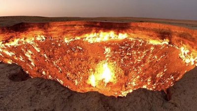 Kawah Darvaza di gurun Turkmenistan, dijuluki sebagai gerbang neraka