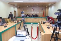 Ketua Bawaslu Rahmat Bagja, bersama Anggota Bawaslu Puadi memutuskan KPU (terlapor) dengan secara sah dan meyakinkan melakukan pelanggaran administrasi Pemilu