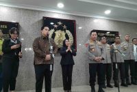 Ketua Umum PSSI, Erick Thohir bersama Kapolri Jenderal Polisi Listyo Sigit Prabowo saat memberikan keterangan pers kepada media usai audiensi di Mabes Polri, Selasa (19/9/2023)