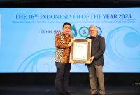EVP of Corporate Secretary KAI - Raden Agus Dwinanto Budiadji mewakili KAI menerima penghargaan pada ajang Indonesia PR of The Year 2023