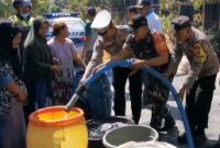 Kemarau Melanda, Babinsa Deket Bantu Distribusikan Air Bersih